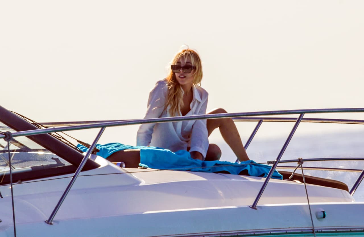 En las imágenes que compartió la agencia Grosby se puede ver a la cantante mexicana luciendo una camisa blanca y un short denim. Mientras en algunas fotos está en tierra, en otras se aprecia cómo sube a bordo de un yate.