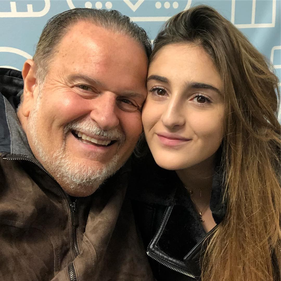 Para muestra, 
<a href="https://www.univision.com/shows/el-gordo-y-la-flaca/casi-todos-lloran-menos-el-gordo-con-el-emotivo-mensaje-de-cumpleanos-de-mia-de-molina-a-su-papa-video">Mia felicitó su padre</a> a distancia, cuando cumplió 60 años, con un emotivo mensaje que conmovió a todos en el show.