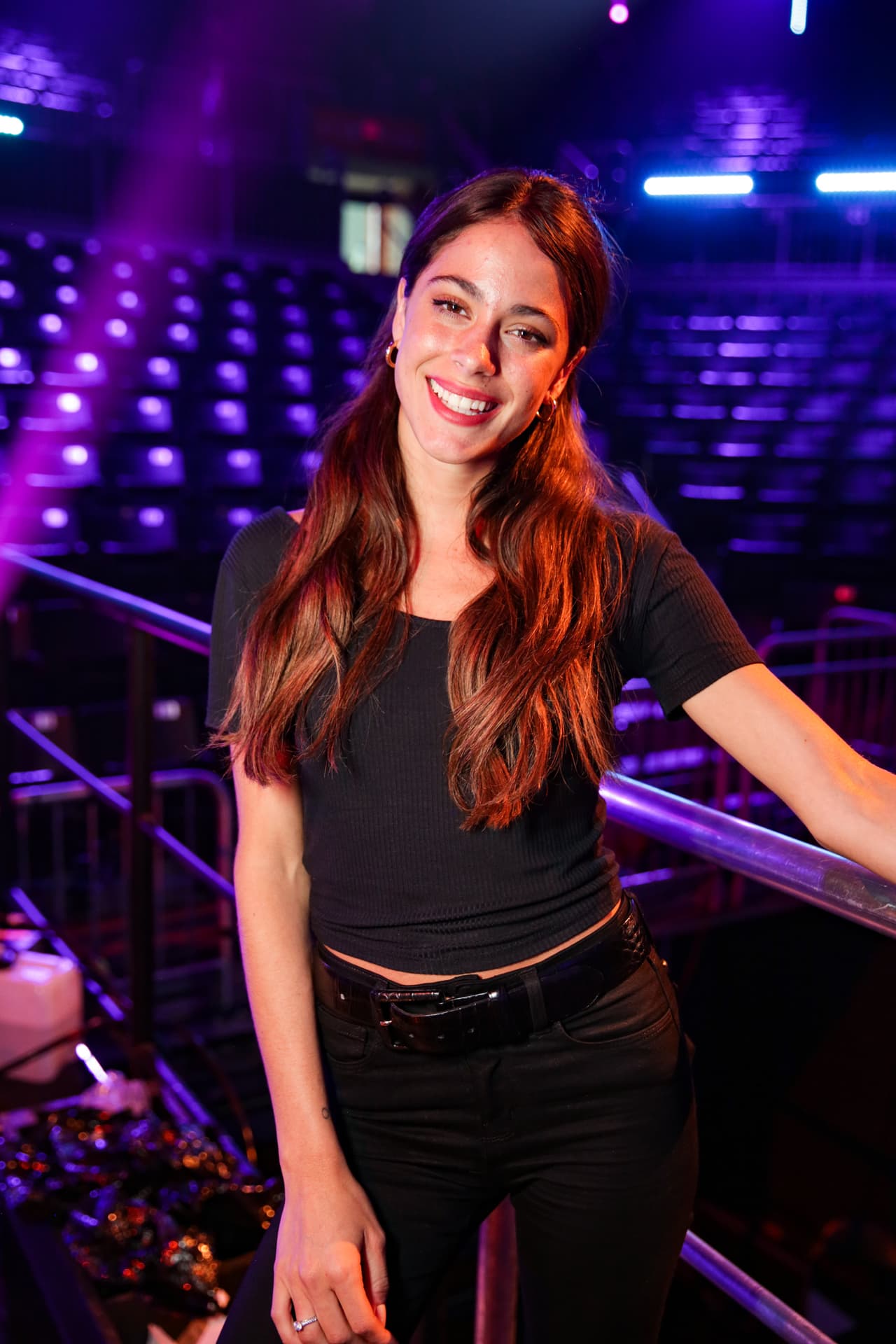 La cantante argentina intepretará el tema 'Cristina' al lado de su novio, Sebastian Yatra. Una vez fuera del escenario, la pudimos ver vistiendo totalmente de negro, ya sin la sudadera gris.