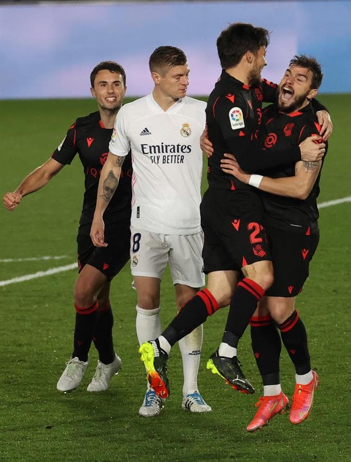 Real Madrid logra hacer empate ante la Real Sociedad y quedar 1-1. Los Txuri-urdines se pusieron arriba al minuto 55 con gol de Portu, pero fue ya al filo del partido, en el minuto 89, cuando Vinicius le dio al cuadro merengue un respiro e igualó el marcador para repartirse puntos en el cierre de la Jornada 25 de LaLiga.