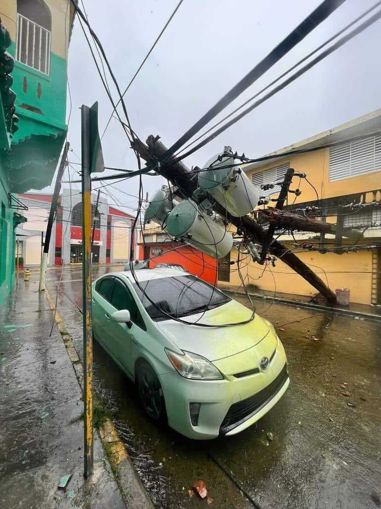 Los fuertes vientos de Fiona provocaron caída de tendido eléctrico, dejando a millones de personas sin energía, como en esta imagen en el centro de Mayagüez.
