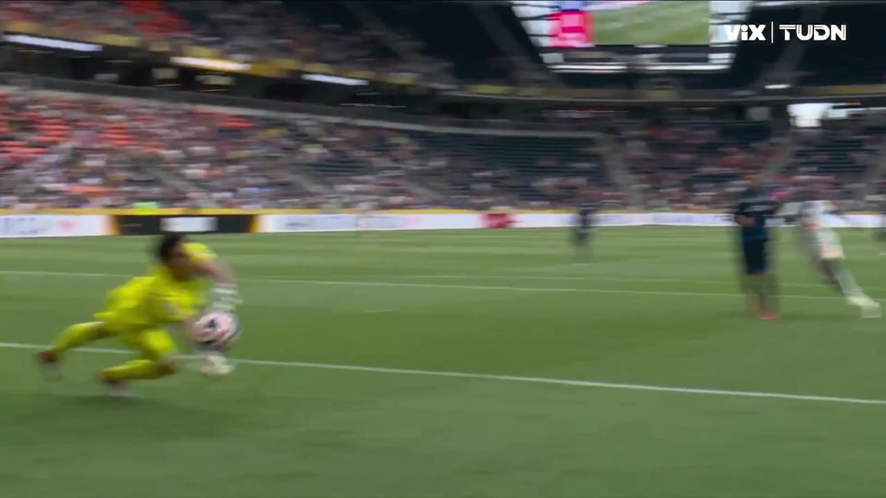 ¡Atajada brutal de Moreno! Estupenda reacción para mandar a tiro de esquina