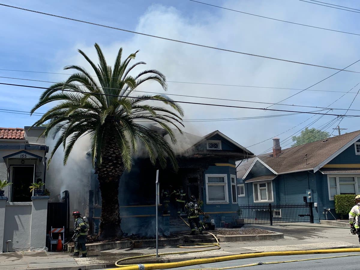 Una mujer con sus dos niñas menores de edad logró escapar sana y salva de esta vivienda. El incendio comenzó mientras ella estaba dormida.