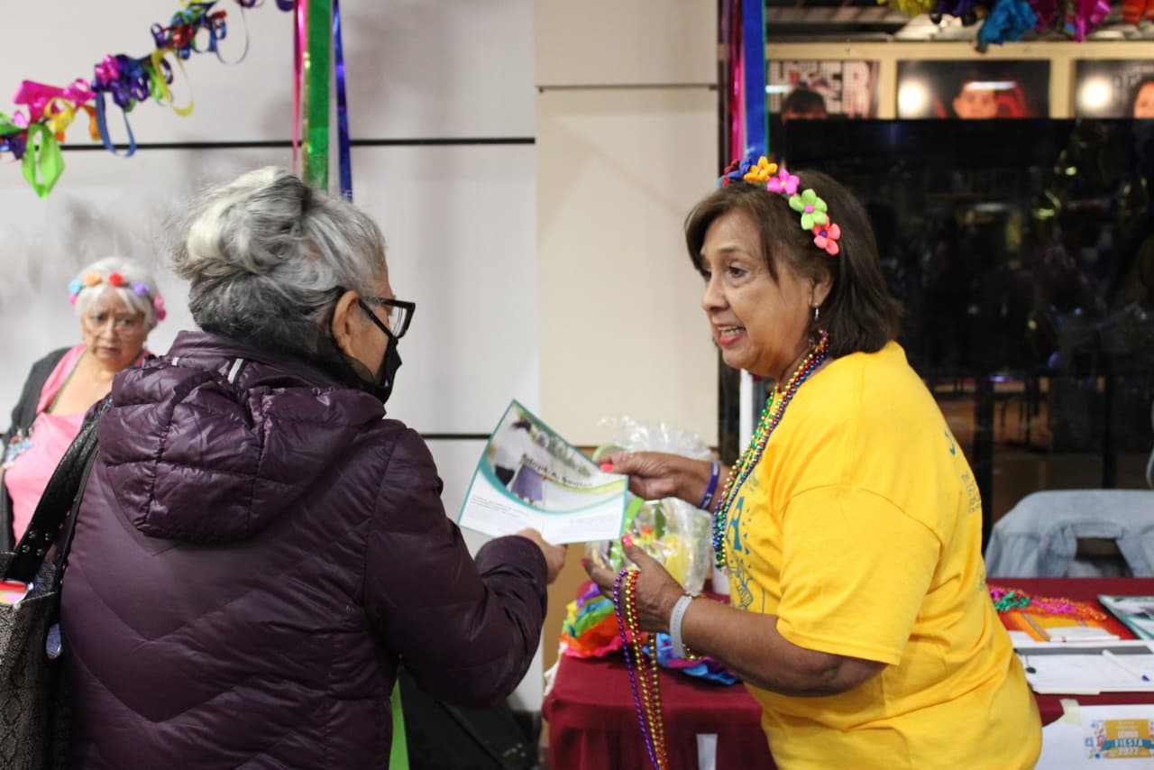 <h2 class="cms-H2-H2">Senior Fiesta</h2>
<br>
<ul>
<li class="li1">Cuándo: 1 de mayo</li>
</ul>
<ul>
<li class="li1">Hora: 9:00 a 13:00 horas</li>
</ul>
<ul>
<li class="li1">Dónde: Wonderland of the Americas mall</li>
</ul>
<ul>
<li class="li1">Qué es: Únete a otras personas mayores para una mañana de mariachis, música en vivo, entretenimiento y otras actividades.</li>
</ul>
<ul>
<li class="li1">Costo: Gratis</li>
</ul>