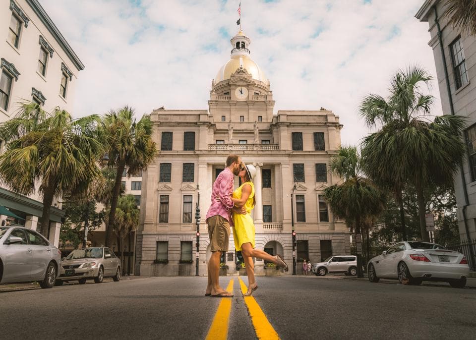 <b>Savannah</b>. Aquellos que buscan una escapada romántica, un destino de luna de miel o una escapada simplemente porque aman a otra persona, adorarán la historia, la comida y el ambiente que ofrece Savannah. Con una extensa lista de lugares románticos para hospedarse, la ciudad histórica es una de esas ciudades a los que añorarás regresar año tras año para experimentar todo lo que hay para ver y hacer. Desde pasear por las plazas hasta realizar visitas guiadas y disfrutar de una deliciosa comida.
<br>
<br>
<b><a href="https://goo.gl/maps/eHPrQ3vzT6Xi66Ts8">Cómo llegar</a></b>