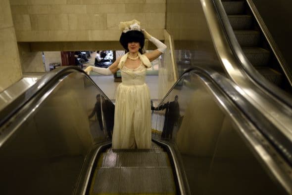 Las novias de marzo se inició en 1999 como un evento Cacophony Sociedad anual que tiene lugar el 15 de marzo, la intervención pretende ser una parodia de las bodas en la cultura occidental. El evento forma parte de un teatro de la calle con hombres y mujeres vestidos con trajes de novias, que salen a las calles de Nueva York y posan en diferentes puntos de la ciudad.