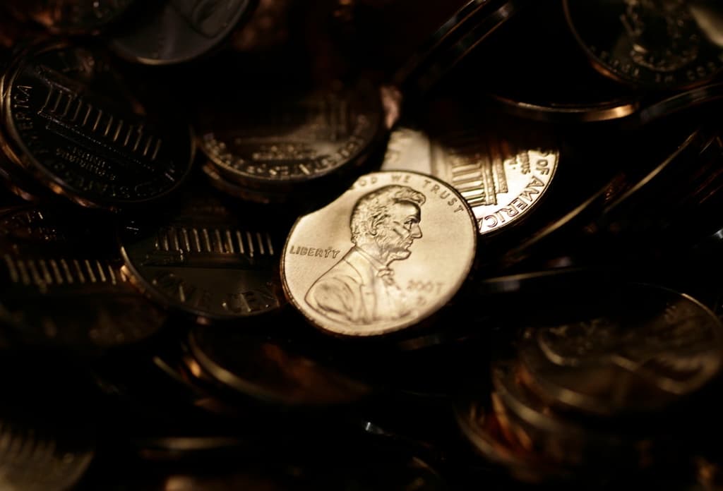 Falta de 'pennies': por qué los comercios se están quedando sin centavos para dar vueltos y los bancos los están racionando 