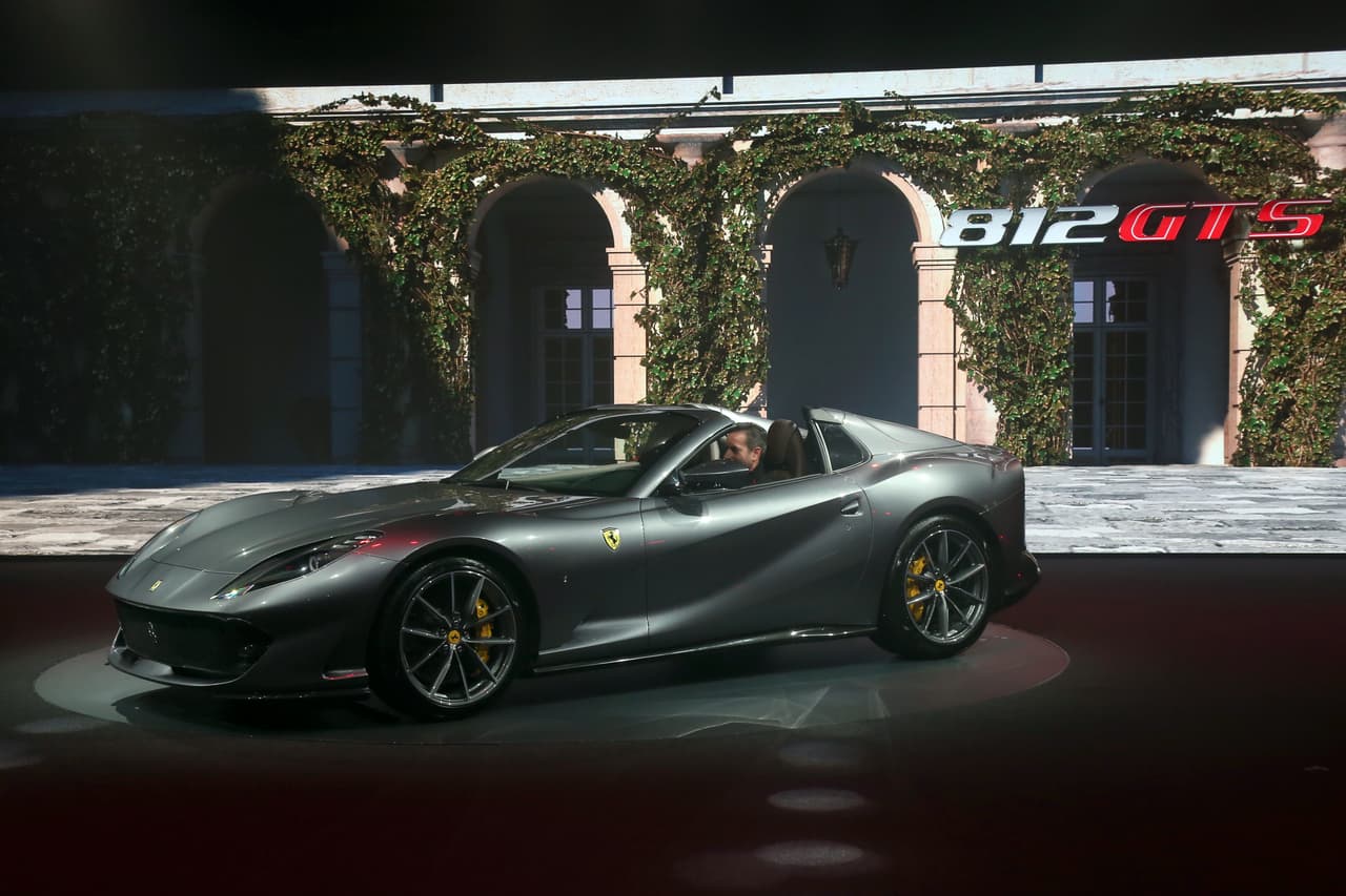 <u><b>Ferrari 812 GTS</b></u>
<br>
<br>Acompañando al 
<a href="https://www.univision.com/carros/frankfurt-2019-el-ferrari-f8-se-abre-al-cielo-con-su-nueva-version-spider-fotos">F8 Spider</a>, Ferrari también presentó la variante convertible del 812 Superfast, la cual recibe el nombre de 812 GTS. No Spider, ni Aperta, ni ninguno de los apellidos a los que Ferrari nos tiene acostumbrados, sólo GTS. Con un motor V12 de 6.5 litros que produce 789 caballos de fuerza y 530 lb-pie de torque, éste se convierte en el descapotable de producción regular más potente del mercado. 
<a href="https://www.univision.com/carros/frankfurt-2019-el-ferrari-812-gts-es-el-nuevo-convertible-que-despierta-pasiones-fotos" target="_blank">Mira aquí todos los detalles de este feroz convertible</a>.