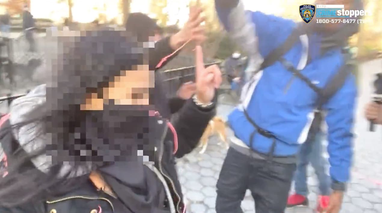 Arrestan a dos manifestantes de Black Lives Matter por frotar un pañal sucio en la cara de una mujer