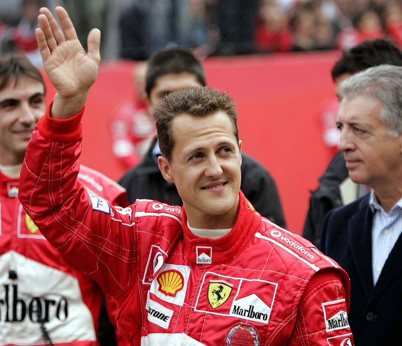 Schumacher consiguió sus siete títulos con dos escuderías, al igual que Hamilton, pero el alemán los consiguió en 1994 y 1995 con Benetton y de 2000-2004 con Ferrari.