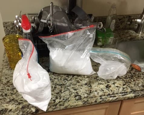 Estas bolsas de fentanilo en polvo fueron confiscados por la DEA en Nueva York.