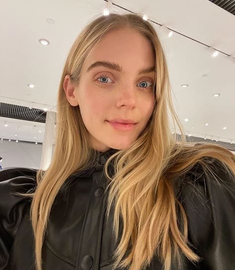 También aclaró que la oriunda de Nueva Jersey actualmente sale con uno de los amigos más cercanos de Cody: "
<b>(Es) la novia de varios años de Ryan McCarthy</b>. Él lo visita por un par de días".