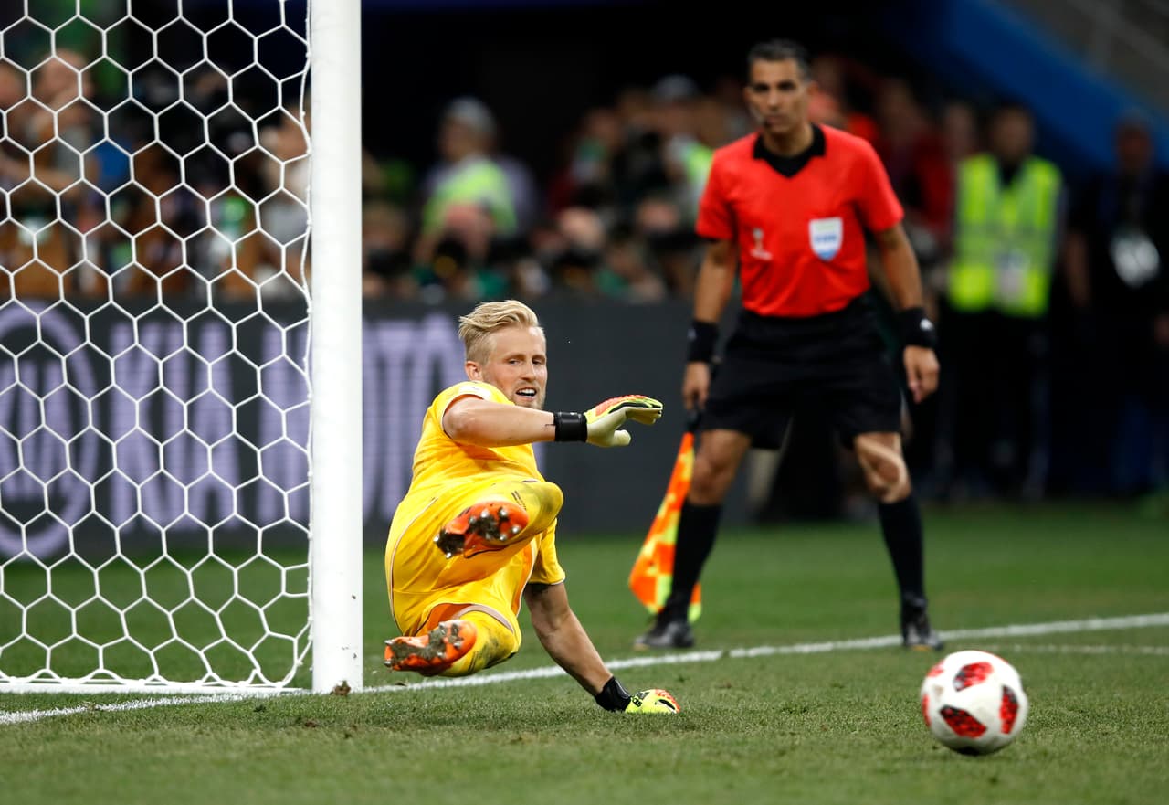 Kasper Schmeichel no pudo evitar el gol definitivo para los croatas al ser engañado por el disparo de Rakitic.