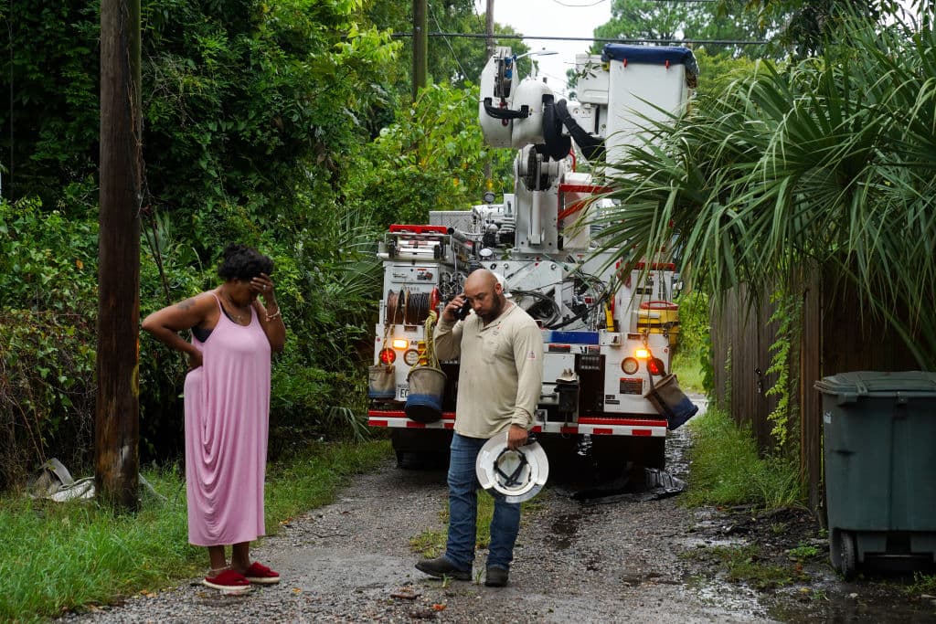 En Savannah, tan pronto las condiciones del tiempo lo hicieron posible, trabajadores de los servicios de energía eléctrica comenzaron a atender las querellas por falta de luz.