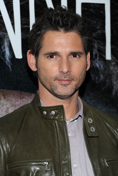 Otro famoso que opta por ese tipo de barba es Eric Bana. Sus mejores looks resaltan con esa cara enmarcada por su muy sexy barba.
