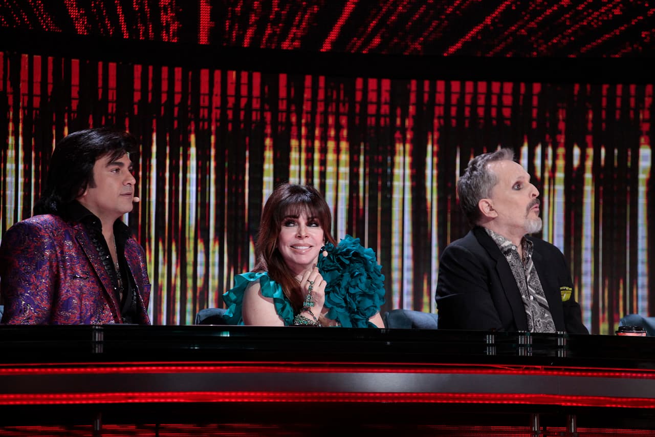 Verónica Castro estaba encantada con Giovani, después de ver su increíble reacción ante la orden de Albertano, quien (junto con mini Albertano) protagonizó un sketch con una cámara escondida en la que la producción de Pequeños Gigantes puso a prueba a los capitanes.