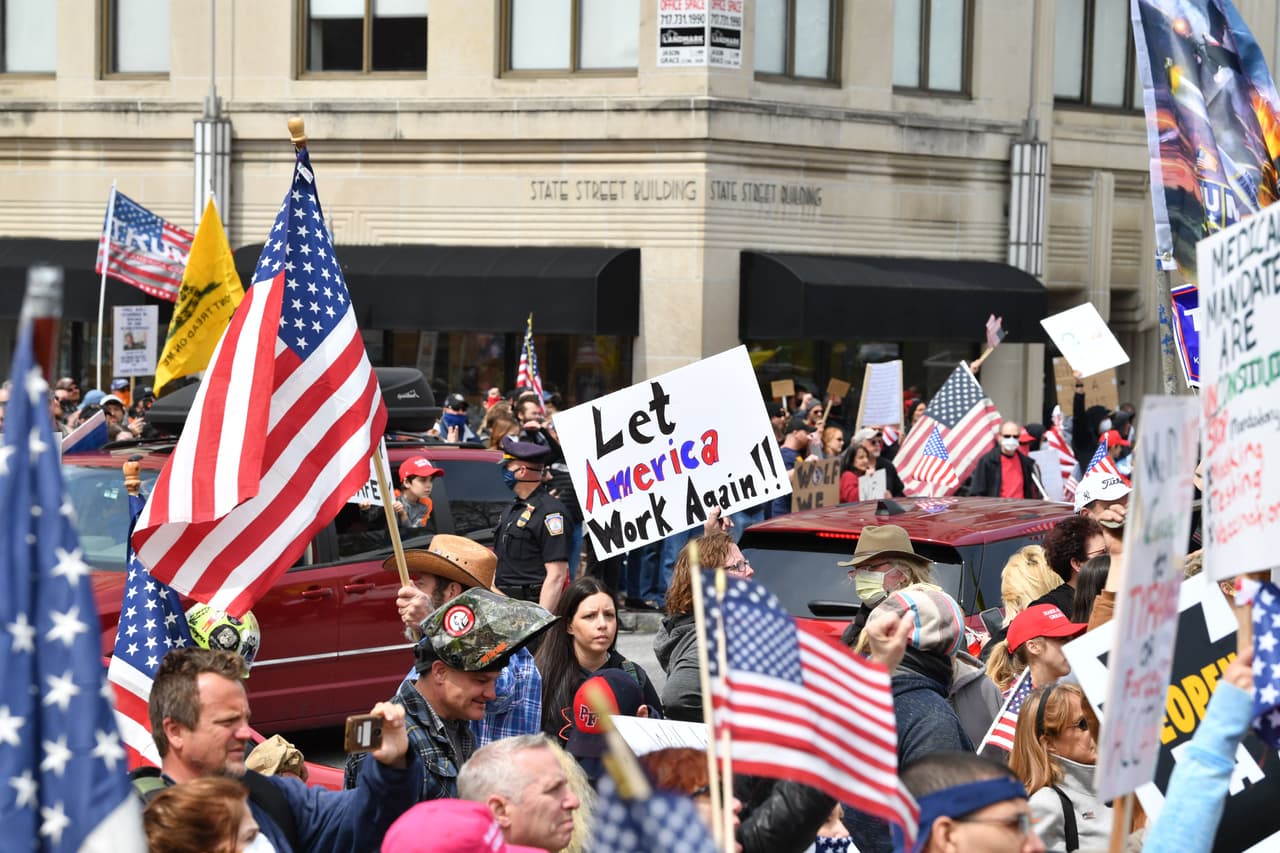 Una gran parte de la gestión del brote son las pruebas adecuadas y determinar qué tan extendido está el virus. Al responder contra los manifestantes que quieren reabrir la economía, muchos médicos advierten que aún no es seguro.