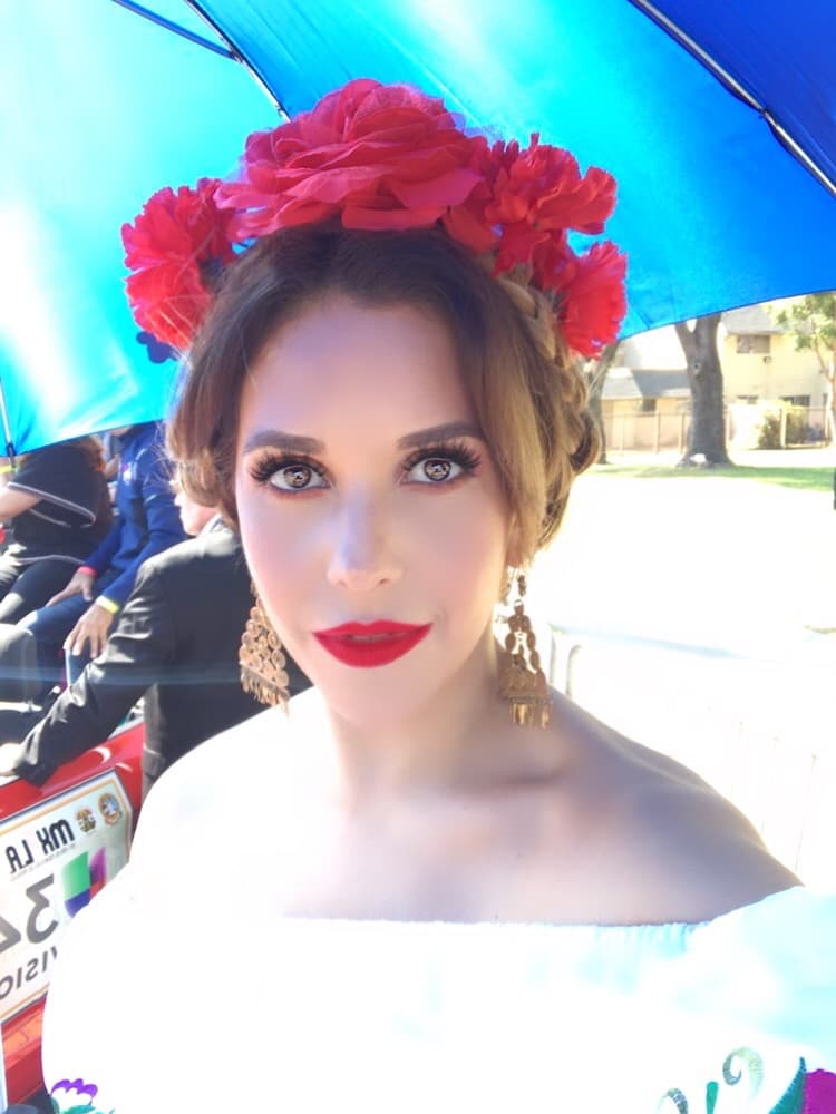 Erika Reyna acompañó a otros locutores y talentos de Univision durante una caravana para celebrar las 'Fiestas Patrias' en el sur de California.