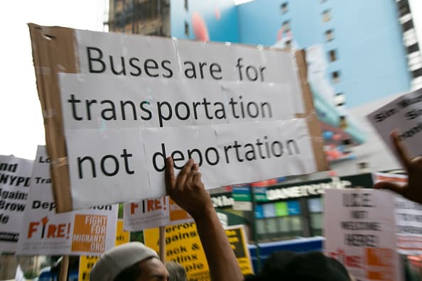 "Los autobuses son para transportar no para deportar", dice un cartel mostrado por uno de los manifestantes.