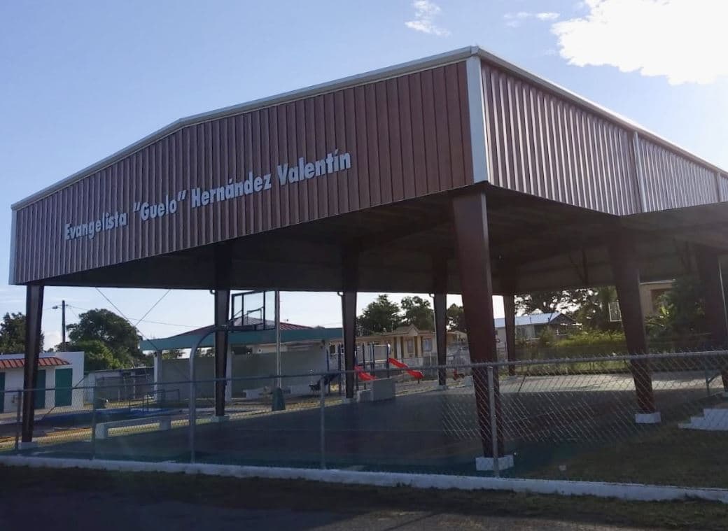 Comunidad rural de Isabela estrena renovado complejo deportivo