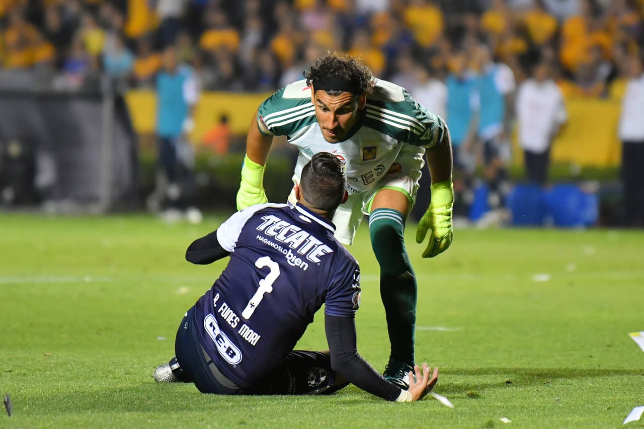 Y aquí Nahuel Guzmán reclamándole a Funes Mori por el encontronazo.