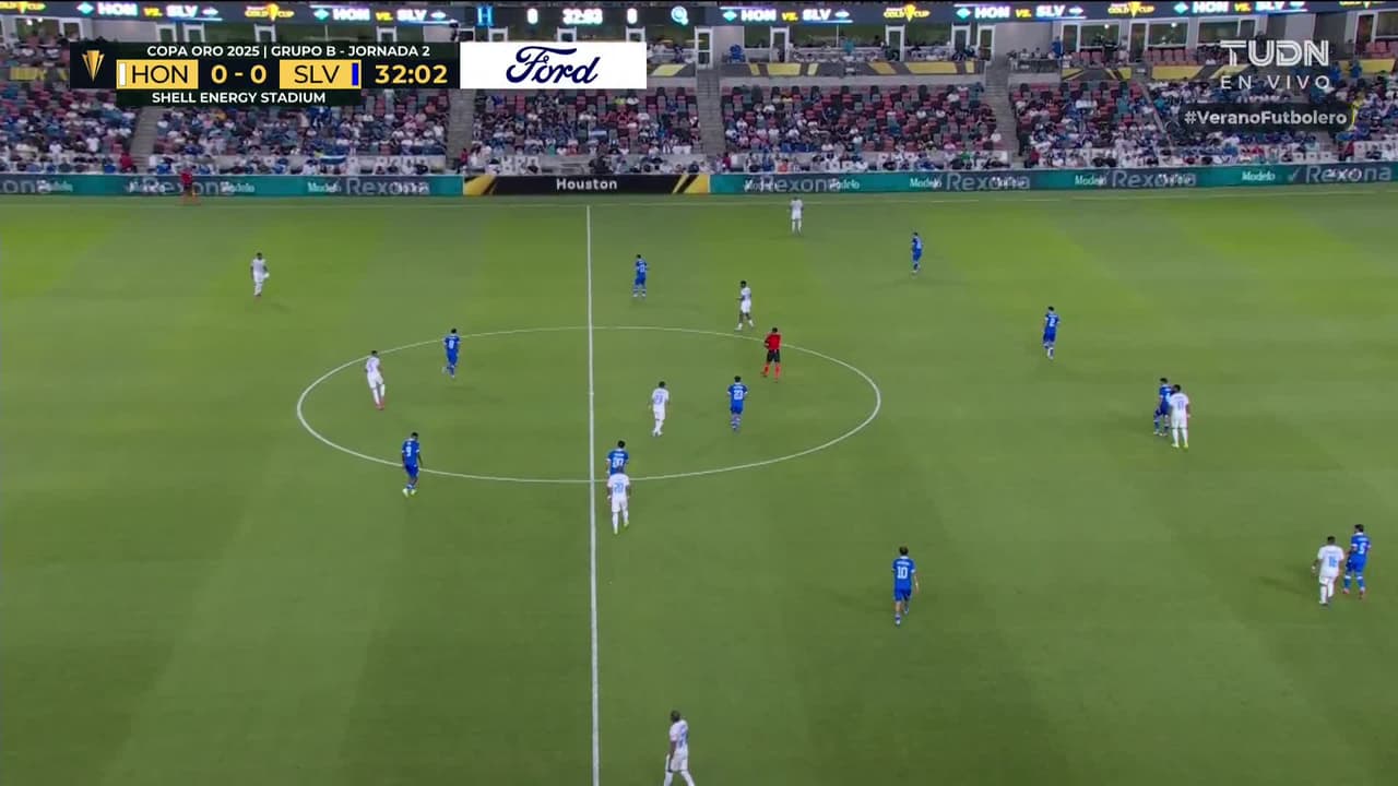 ¡GOL!  anota para Honduras. Romell Quioto
