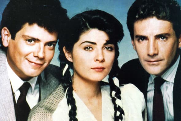 Revivamos un poco de la historia original. "Simplemente María" fue una exitosa telenovela que se estrenó en 1989.