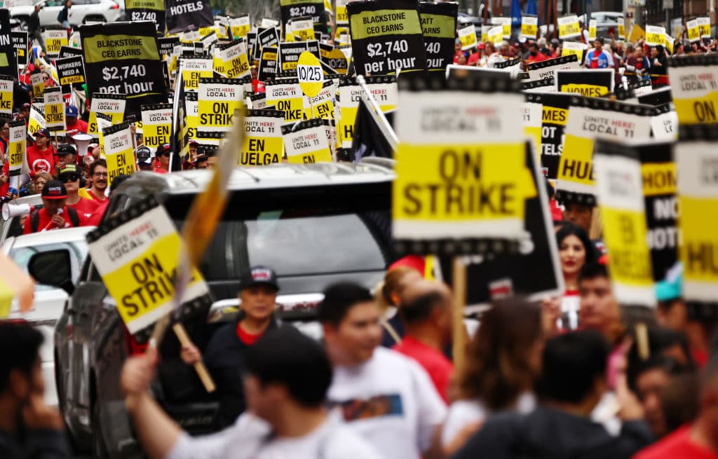 En un comunicado, el sindicato declaró que la protesta fue contra "los salarios de pobreza y la explotación hotelera de los refugiados sin vivienda para reemplazar a los trabajadores en huelga”.