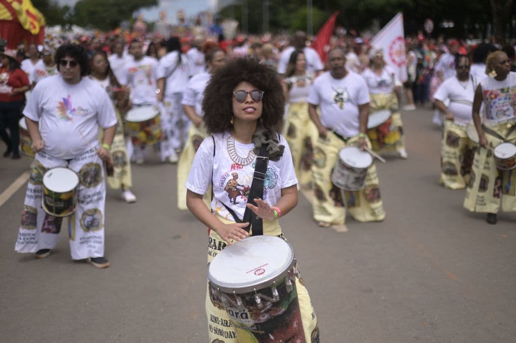 Una banda de tambores desfila por la Explanada de los Ministerios.