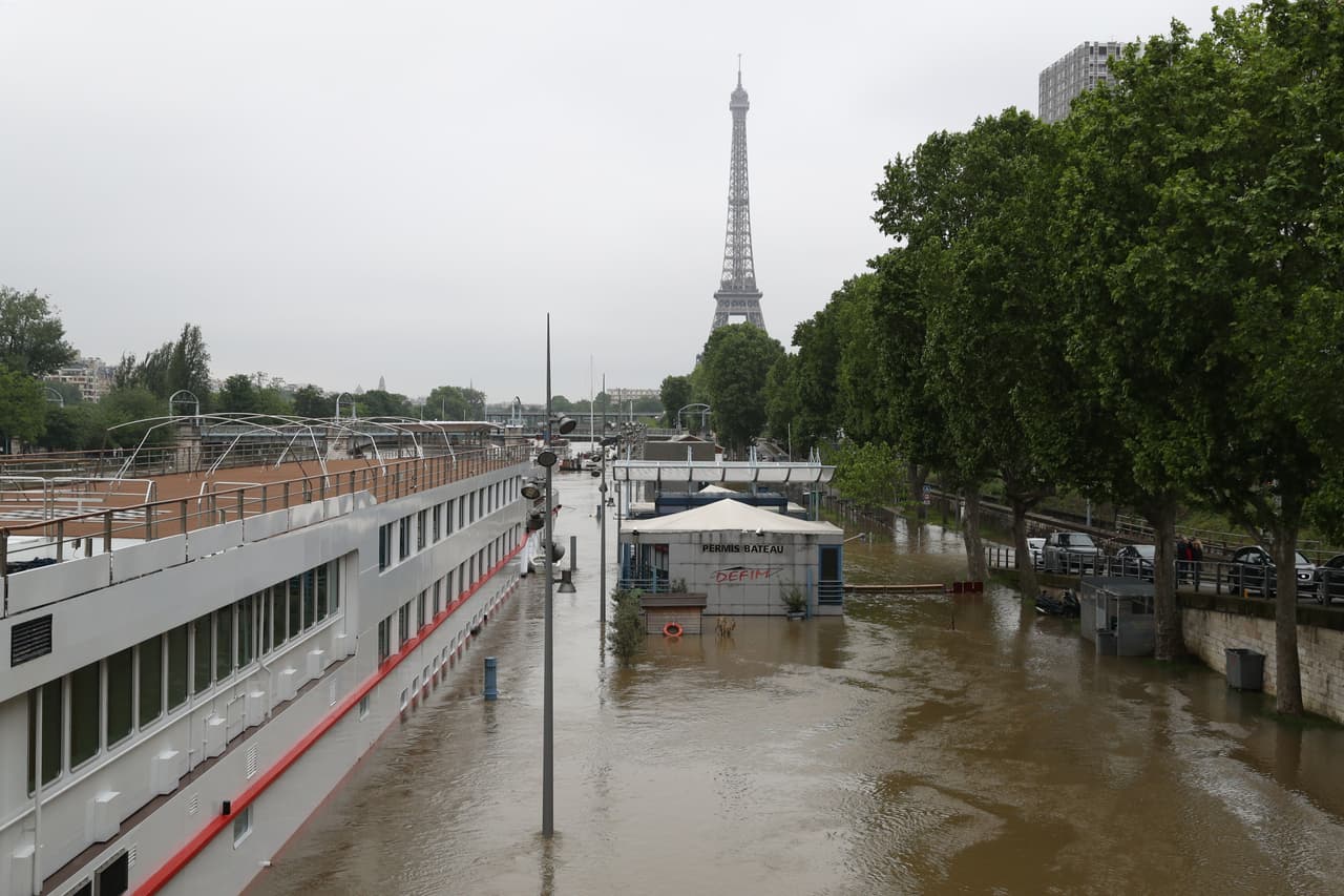 Una de las líneas del metro de París ha sido cerrada por las inundaciones.