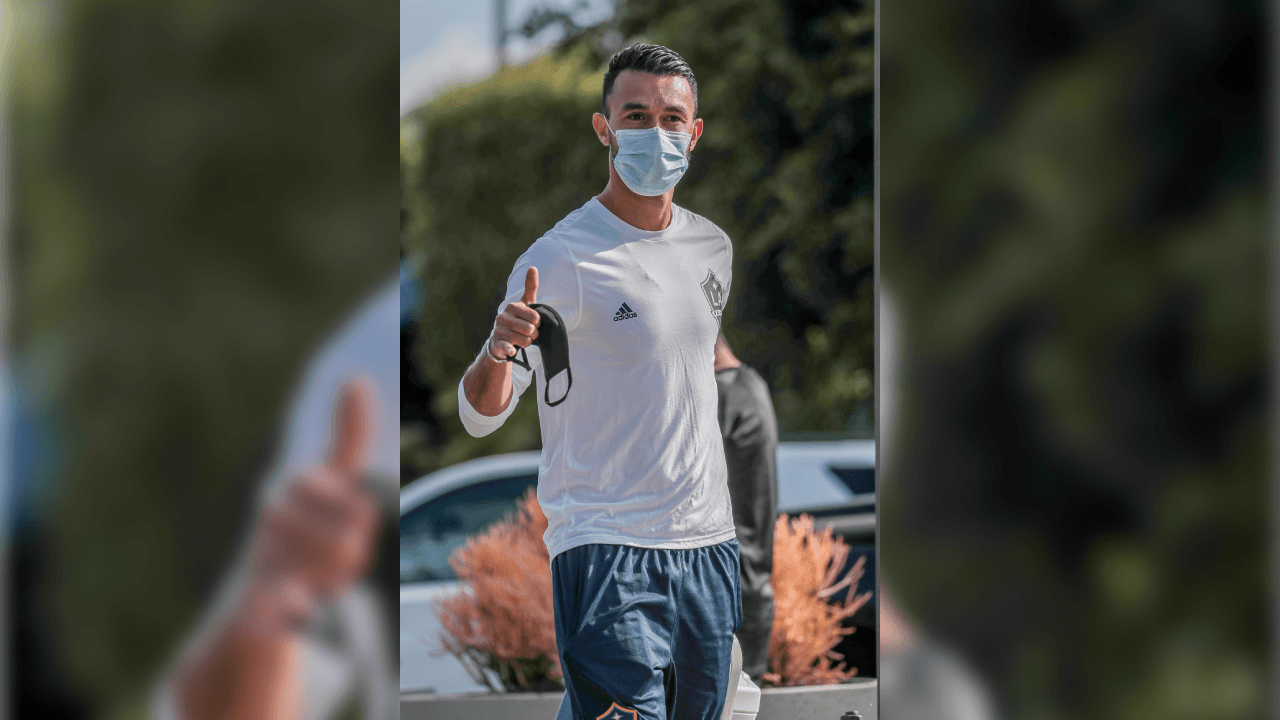 No faltó el clásico saludo a las cámaras para mostrar su alegría.