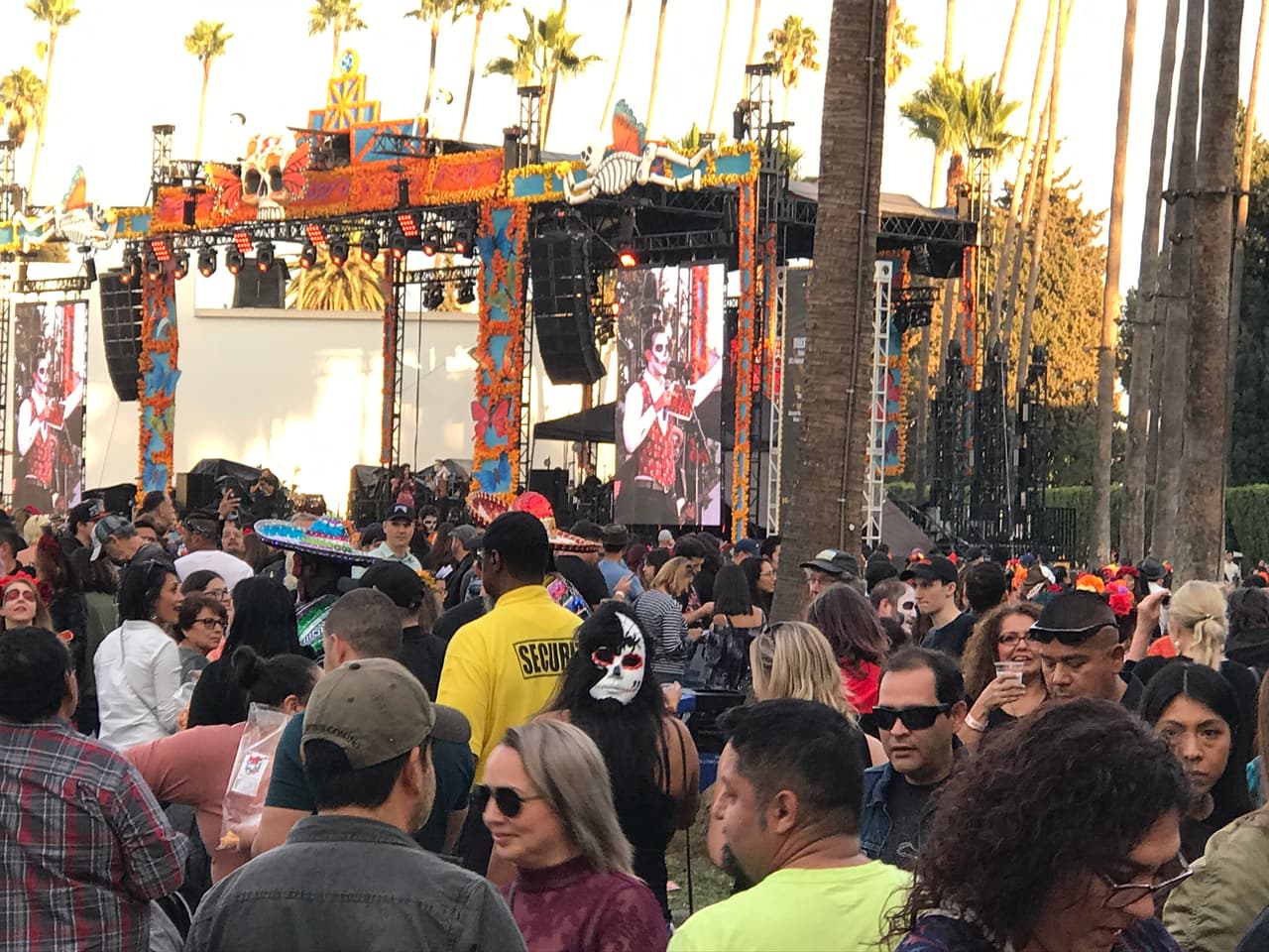 Cinco diferentes escenarios a lo largo del cementerio con música en vivo ameniza el festival con presentaciones de danzas folklórica, mariachis, dazas contemporáneas, cumbias, norteño y hasta música pop.