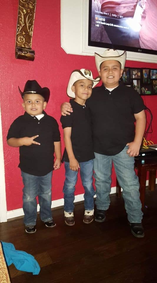 <a href="https://www.facebook.com/yuritzia.herrera?comment_id=Y29tbWVudDozNzM5NTkxODM2MDY5MTY1XzM3Mzk2ODk3NzkzOTI3MDQ%3D">Herrera Miranda Yuritzia:</a> Mis hijos ❤❤❤