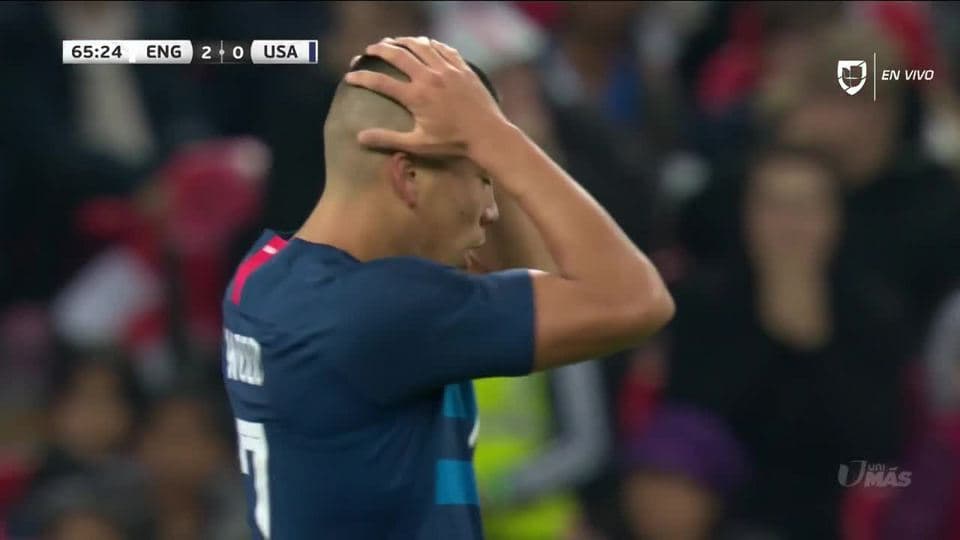 Tiro desviado de Bobby Wood