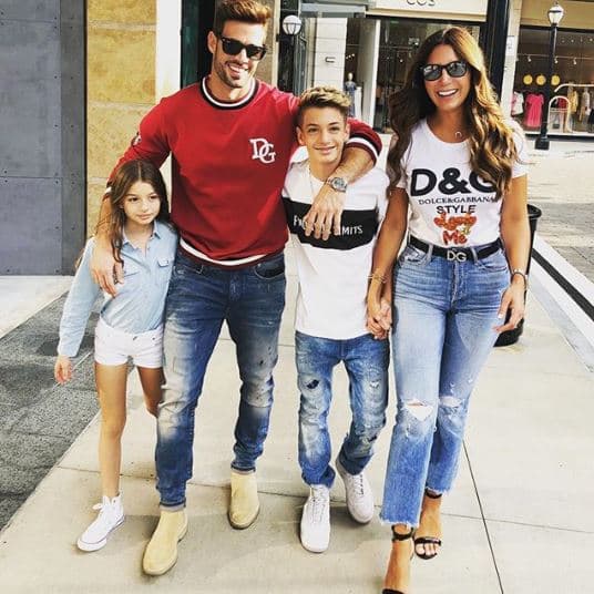 Entre las instantáneas compartidas por el actor, también apareció la madre de sus hijos: Elizabeth Gutiérrez.