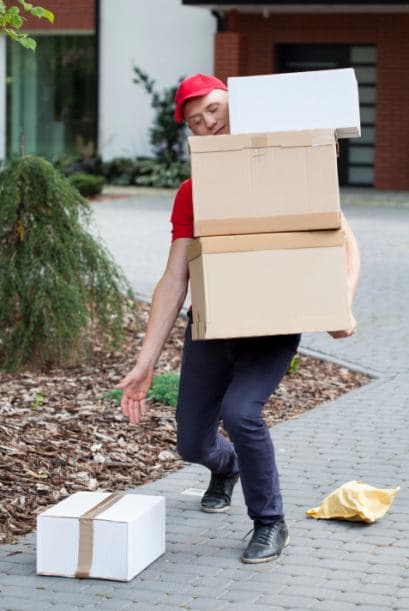 Estos criminales son tan descarados que ya tienen hasta tácticas para recoger los paquetes que las empresas de correo dejan en las puertas.