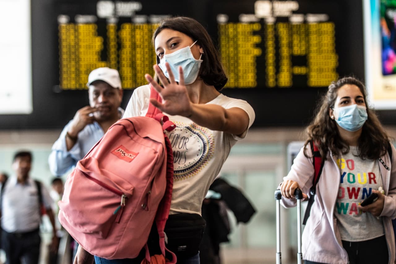 <b>Perú.</b> El 15 de marzo el gobierno declaró el estado de emergencia y cerró sus fronteras durante al menos 15 días. La medida significa que todos los vuelos internacionales serán cancelados. Los funcionarios también están restringiendo el movimiento de personas a través de las provincias.