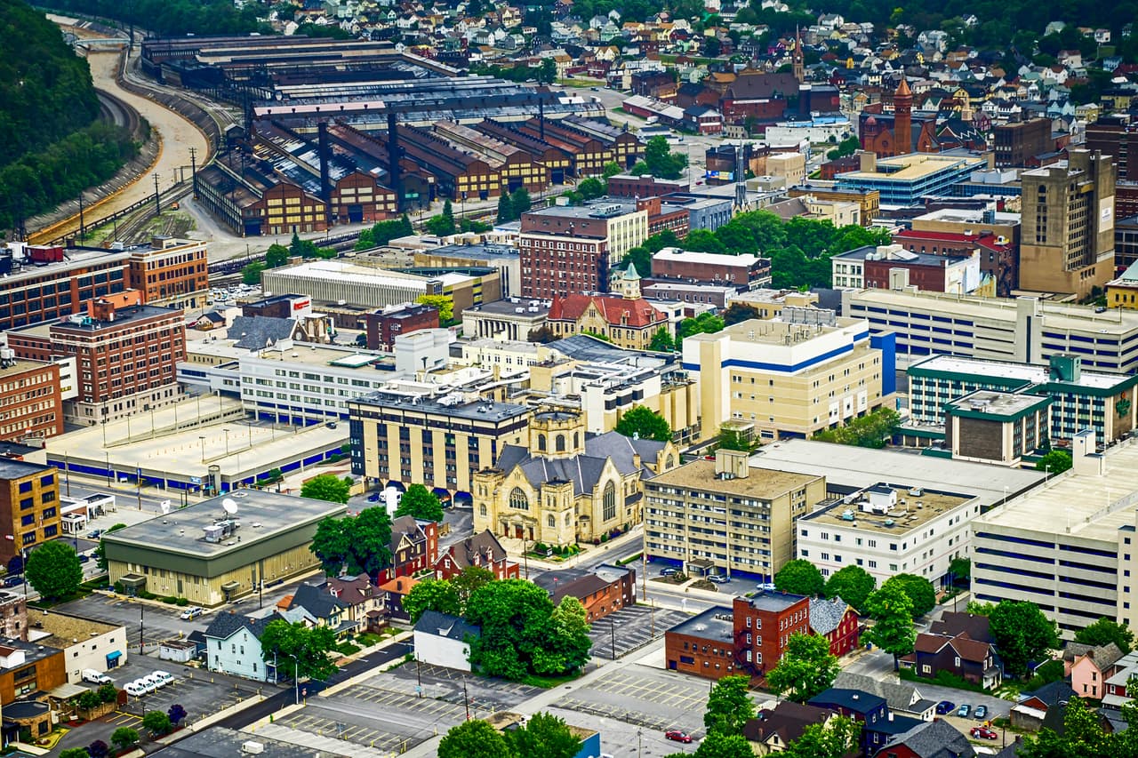 <b>Puesto 16. Johnstown, Pennsylvania</b>
<br>
<br>Variación de la población por la migración, entre 2010 y 2020: -6.6% (-9,554 habitantes).
<br>
<br>Variación de la población en general, entre 2010 y 2020: -10.5% (-15,021 habitantes).
<br>
<br>Tasa de pobreza: 15.3%.
<br>
<br>Población en 2020: 128,672 habitantes.
<br>
<br>Seis de las ciudades que los estadounidenses están abandonando están ubicadas en Illinois.
<br>