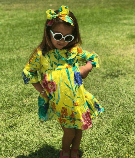 El amarillo también es uno de los colores que más usa y el cual resalta su color de cabello. En esta fotografía posa como toda una modelo.