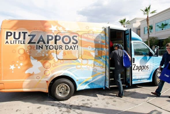 Melissa Leary, gerente de reclutamiento, comentó que cerca de 1,000 puestos serán cubiertos en las próximas dos semanas, el resto de las contrataciones se realizarán a finales de octubre y noviembre. "Estamos requiriendo horas extras obligatorias, sobre todo en estos momentos. Estamos muy ocupados. Trabajarían 10 horas al día, en algunos departamentos sin parar. Así que en promedio nuestros trabajadores podrían caminar hasta 15 millas en un sólo día", afirmó Leary.