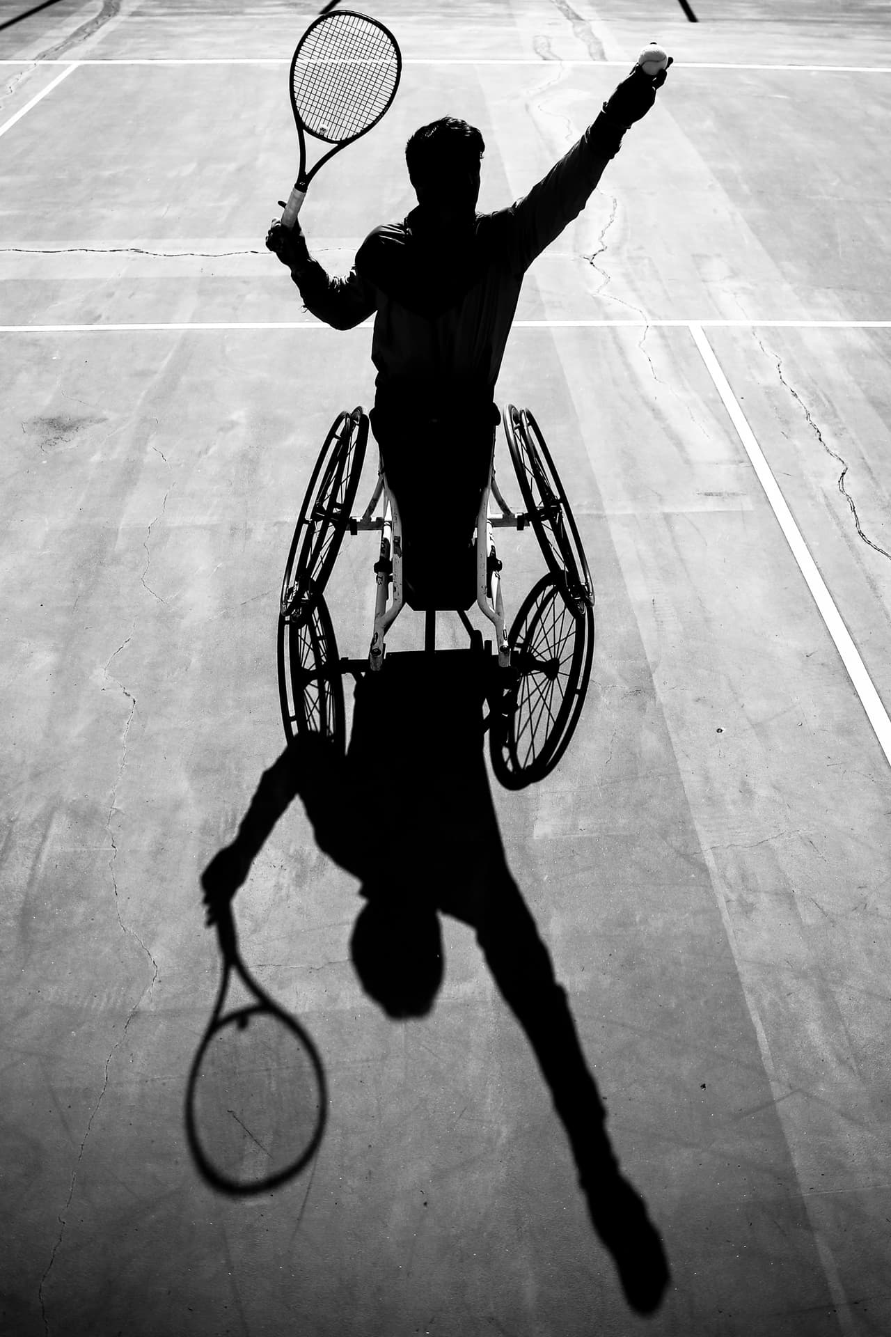 A contraluz quedó captado el argentino Gustavo Fernández, abanderado paralímpico de su país, en la concentración de una práctica en el Centro Asturiano de Buenos Aires. La soledad en medio de la dedicación.