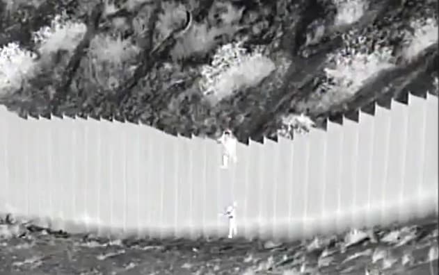 A la Patrulla Fronteriza le preocupan en particular los casos de niños pequeños que han sido aventados por coyotes desde la parte alta del muro. Algunos sucesos de ese tipo han sido registrados en video.