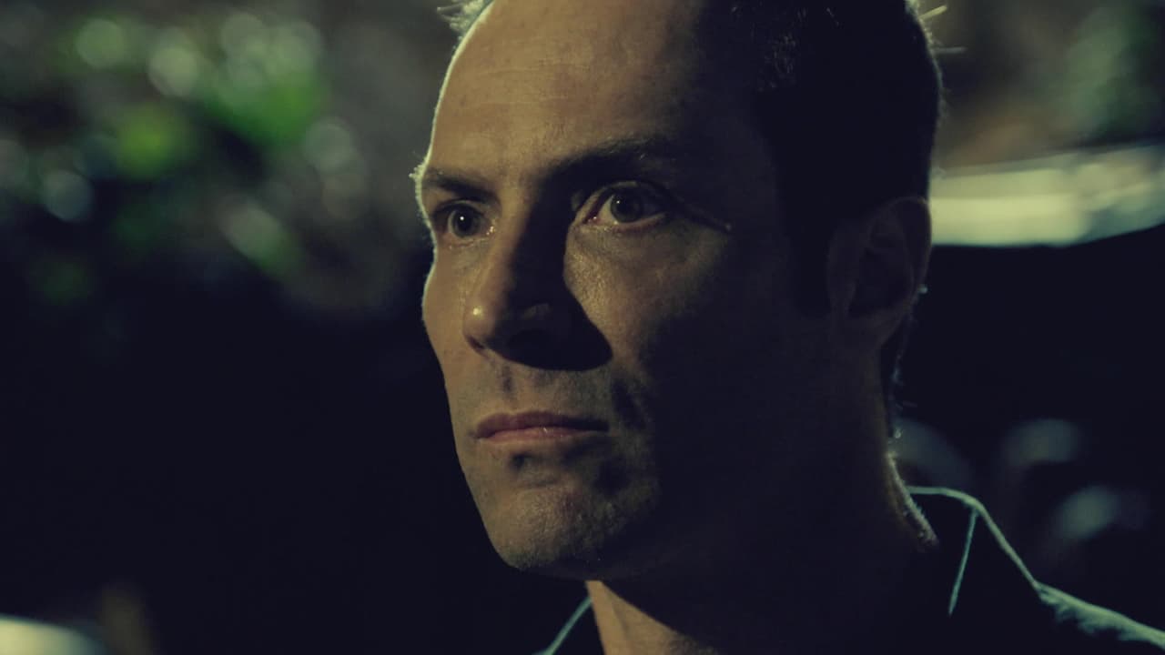 Ese suceso lo convirtió en un esposo y padre ausente, cuyos momentos libres los dedica a su amorío con 
<b>Natalia Menezes</b>, su compañera de trabajo.