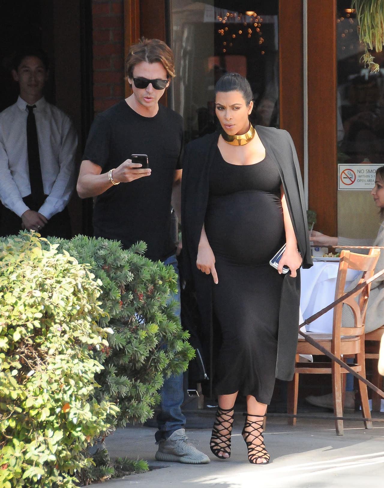 Pero algo llamó la atención más allá de su outfit negro.