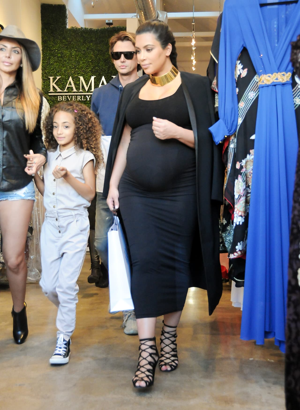 Dentro de la tienda, revisó nuevas colecciones.