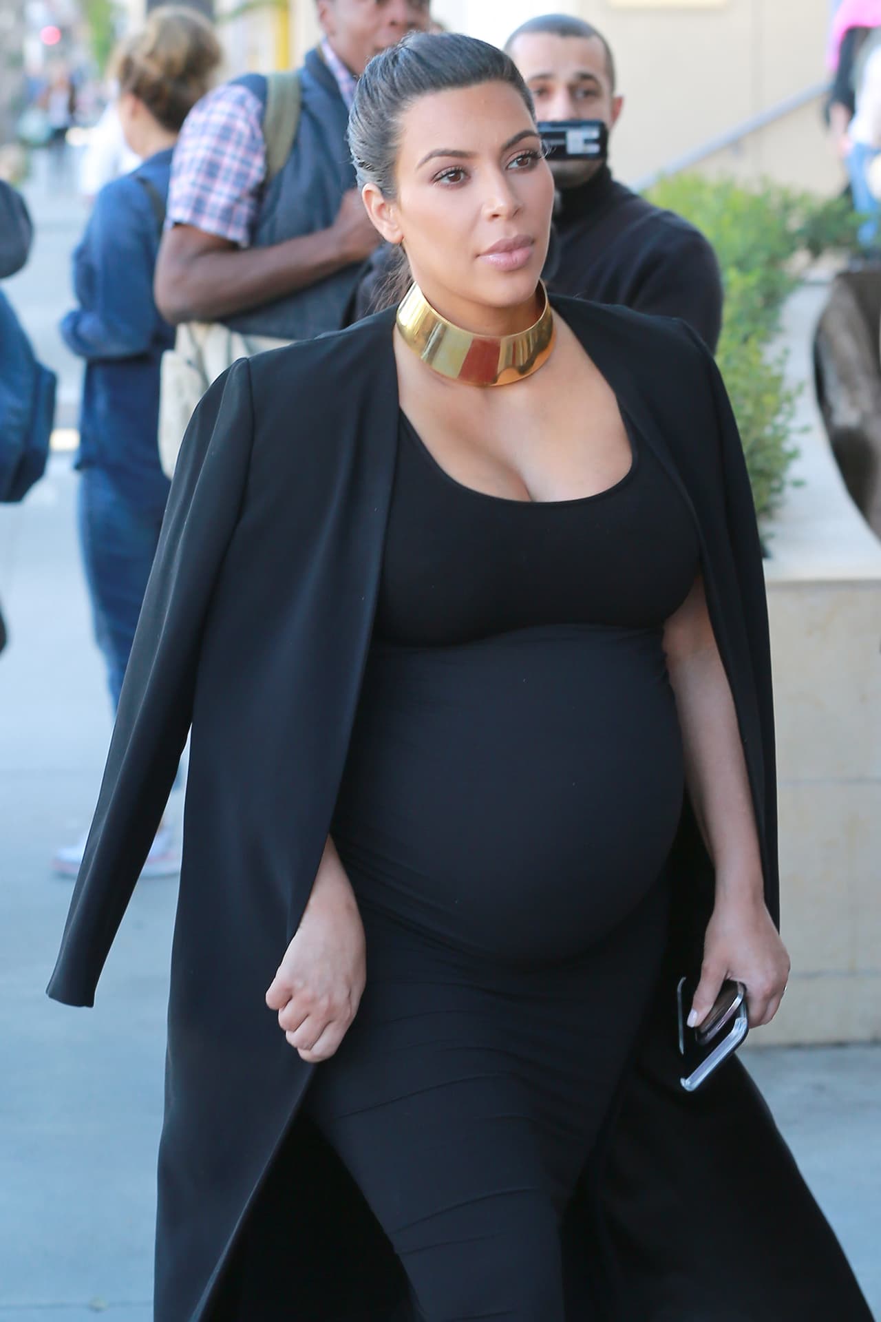 Y una apretada gargantilla dorada.