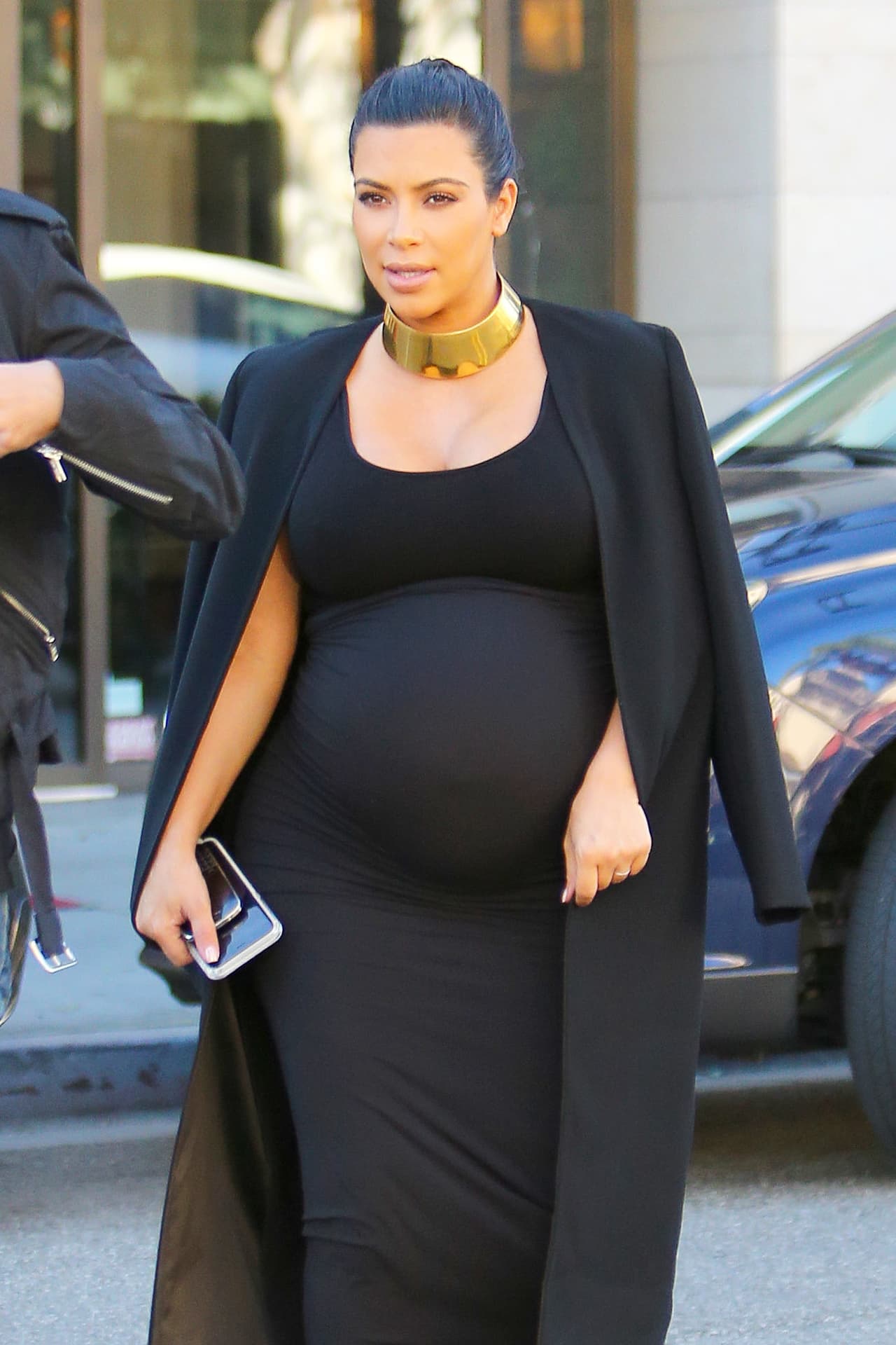 Vestida de negro, como le encanta.