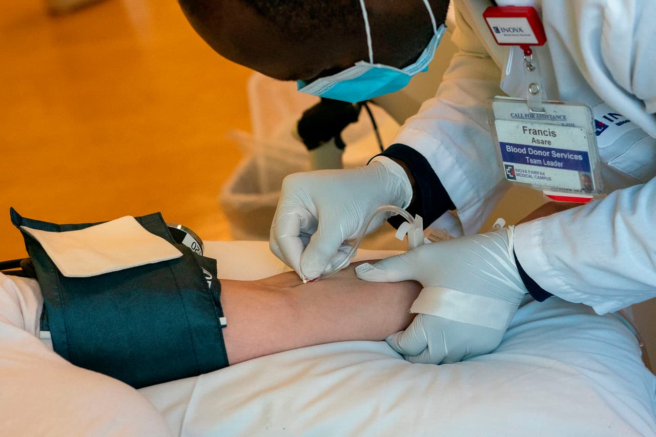 <b>¿Cuándo puede donar sangre después de haber tenido coronavirus?</b>
<br>“
<b>Si una persona tuvo coronavirus y</b> ya no tiene los síntomas, si se siente bien, y han pasado los 14 días de la última que tuvieron cualquier síntoma, 
<b>pueden donar</b>”, explica Rodríguez, vocero de la Cruz Roja Americana. 
<br>