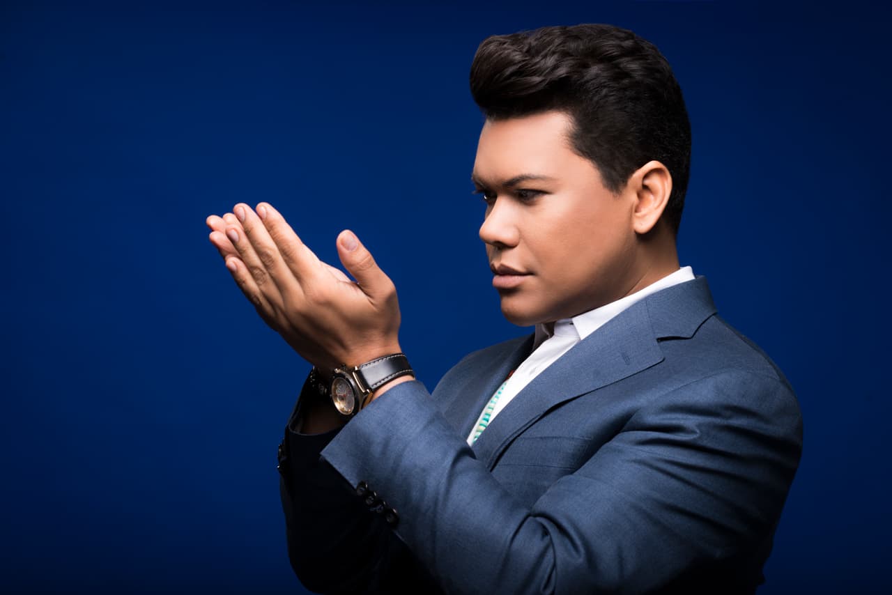 El Niño Prodigio recuerda cómo antes de que su mamá supiera que estaba esperando un hijo, "
<b><a href="https://noticiasya.com/horoscopo/nino-prodigio/">soñó con una mujer misteriosa</a></b> que le entregó un niño y le dijo que sería muy diferente a los demás, porque vendría con una luz espiritual y una misión, pero que su labor principal sería alimentar sus excentricidades ya que de todas partes del mundo vendrían buscándole por sus consejos y predicciones".