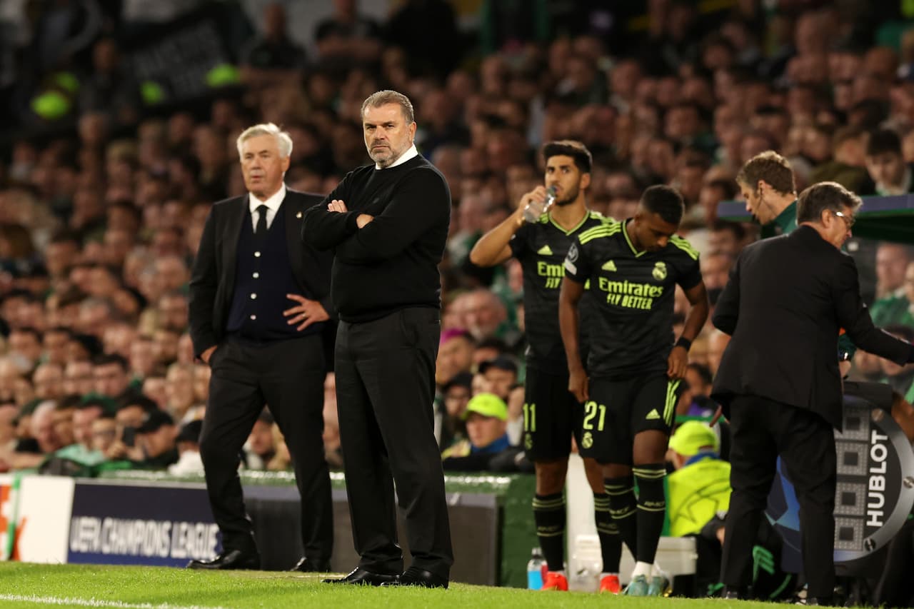 Ambos entrenadores, atentos.